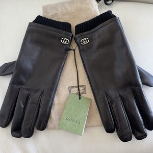 Gucci Men's Black Leather Gloves with Logo Detail